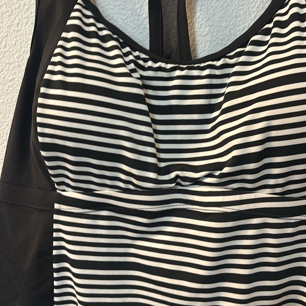 Nike Black and White Asymmetrical Fitted Swim Tank Top - Picture 2 of 8